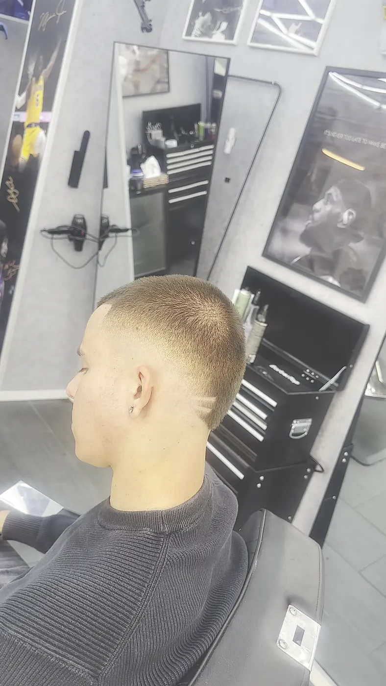 Blond — Skin Fade mit Design