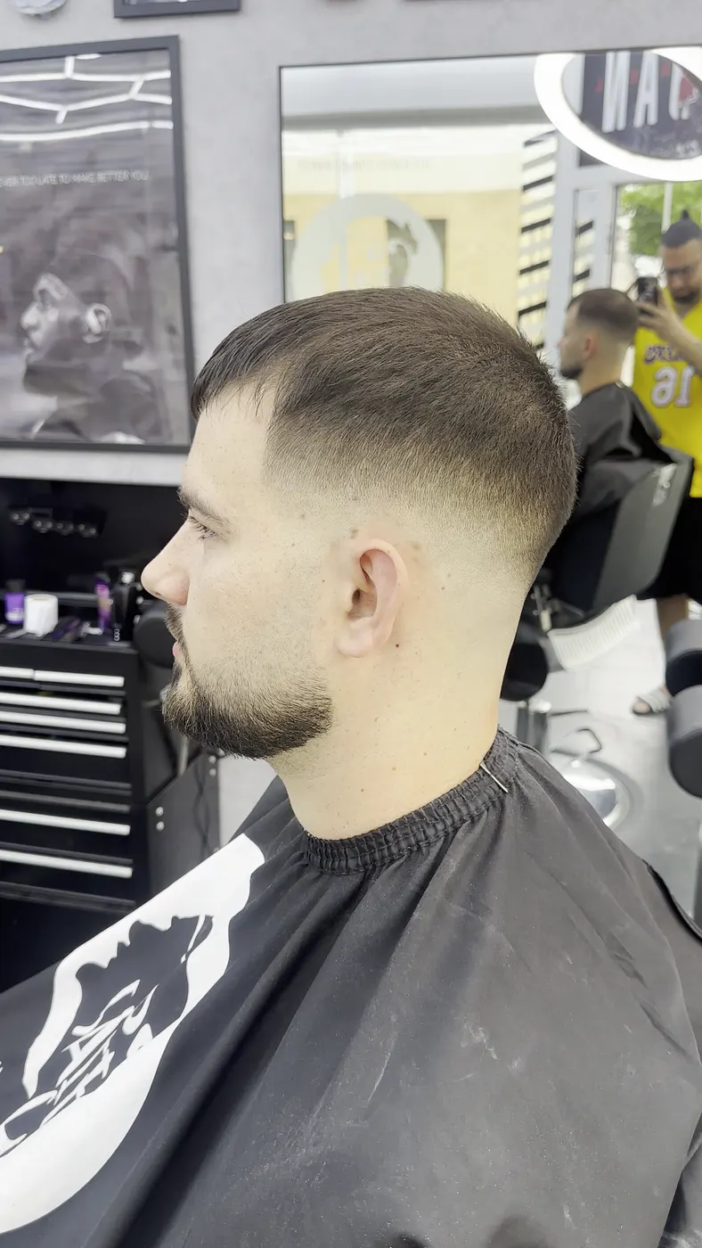 Low Fade — mit Vollbart