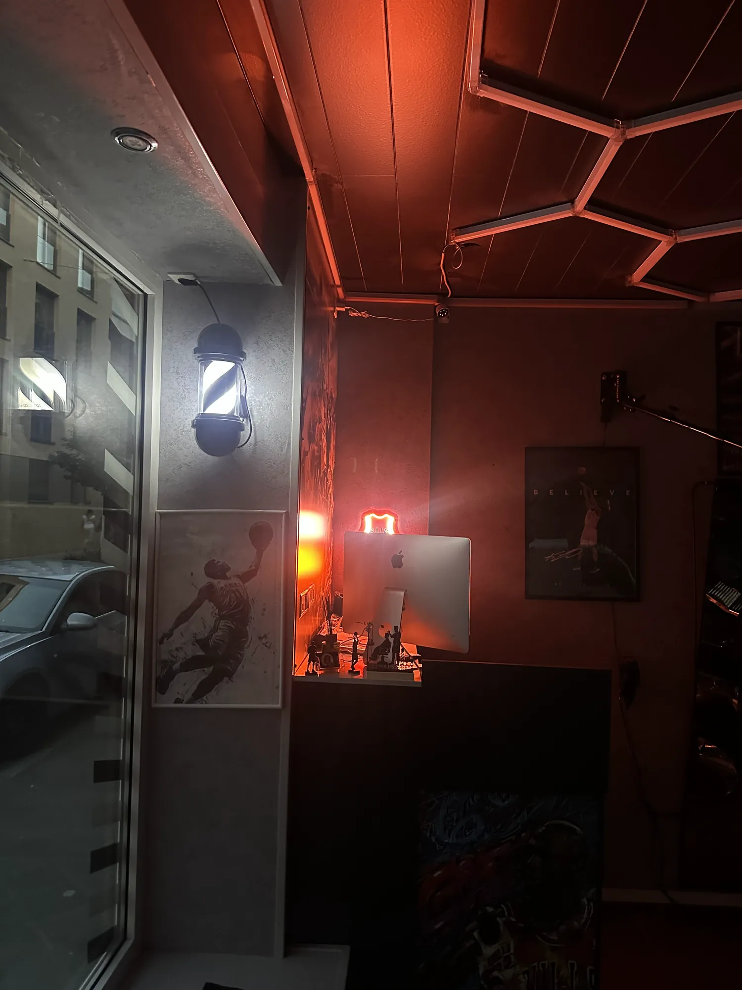 Eingangsbereich mit rot leuchtender Decke und klassischer Barberstange