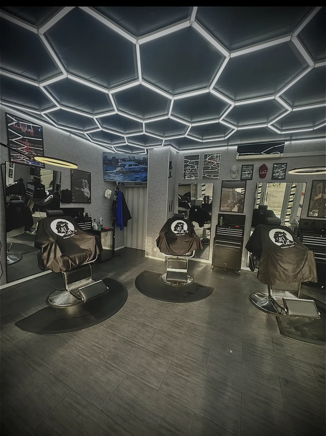 Der Saif Cut Barbershop mit leuchtender Hexagon-LED-Decke