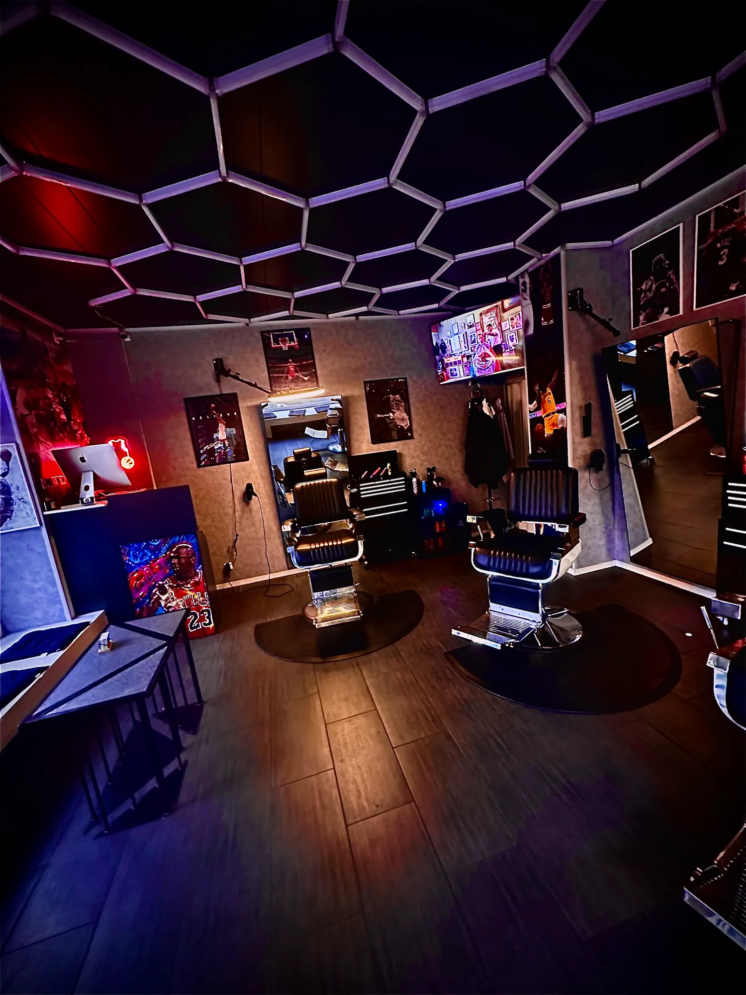 Der Laden aus der Ecke — Hexagon-LED-Decke, Barberstühle, Holzboden
